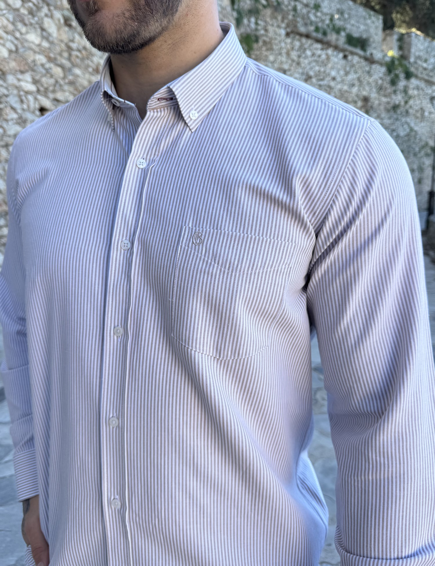 Ανδρικό μπεζ ριγέ πουκάμισο με γιακά και τσέπη στο στήθος 562S φωτογραφία